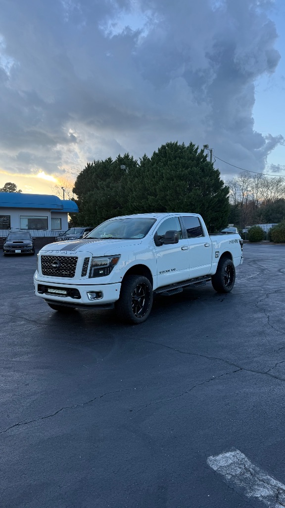 2018 Nissan Titan SV's photo